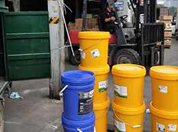 六盘水客户购买十几桶混凝土光亮剂物流装车