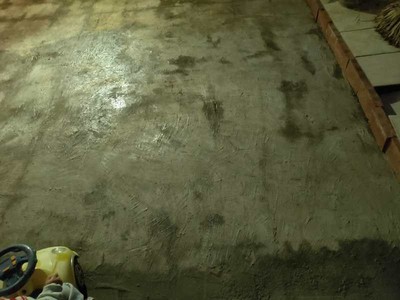 固化剂浇在室内脱砂的水泥地面上效果反馈