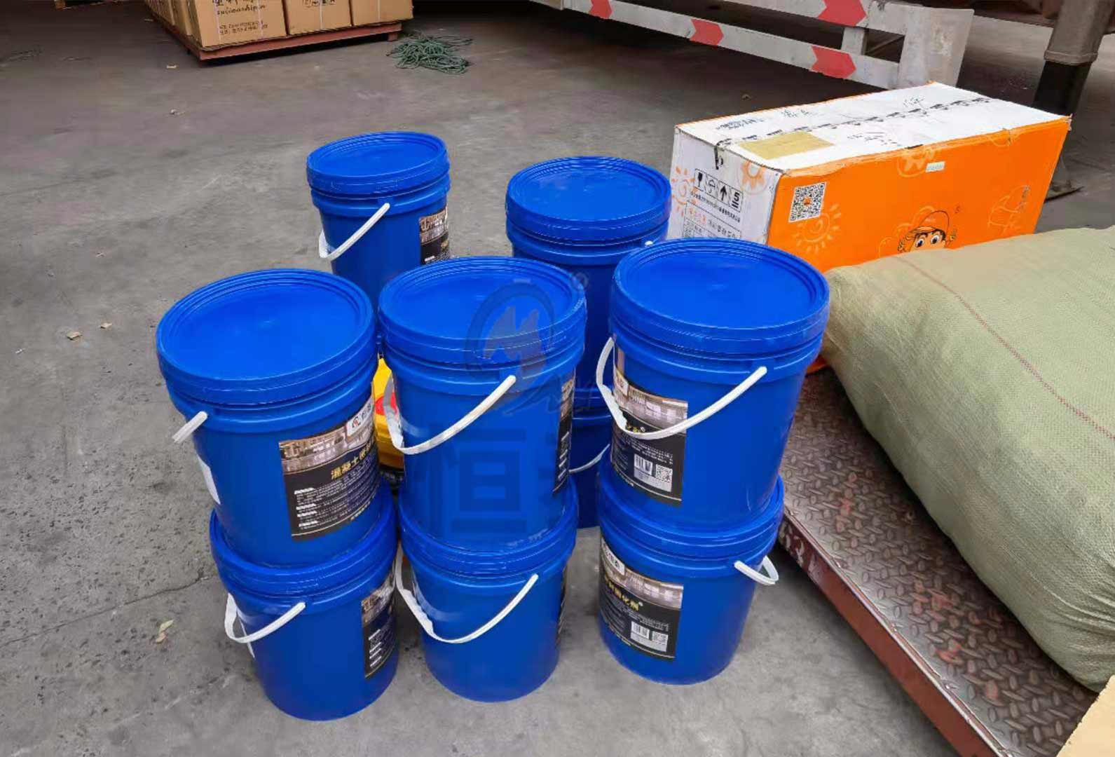 11桶固化剂送抵物流中心准备装车发货