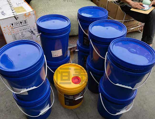 北京11桶固化剂送抵物流中心准备装车发货